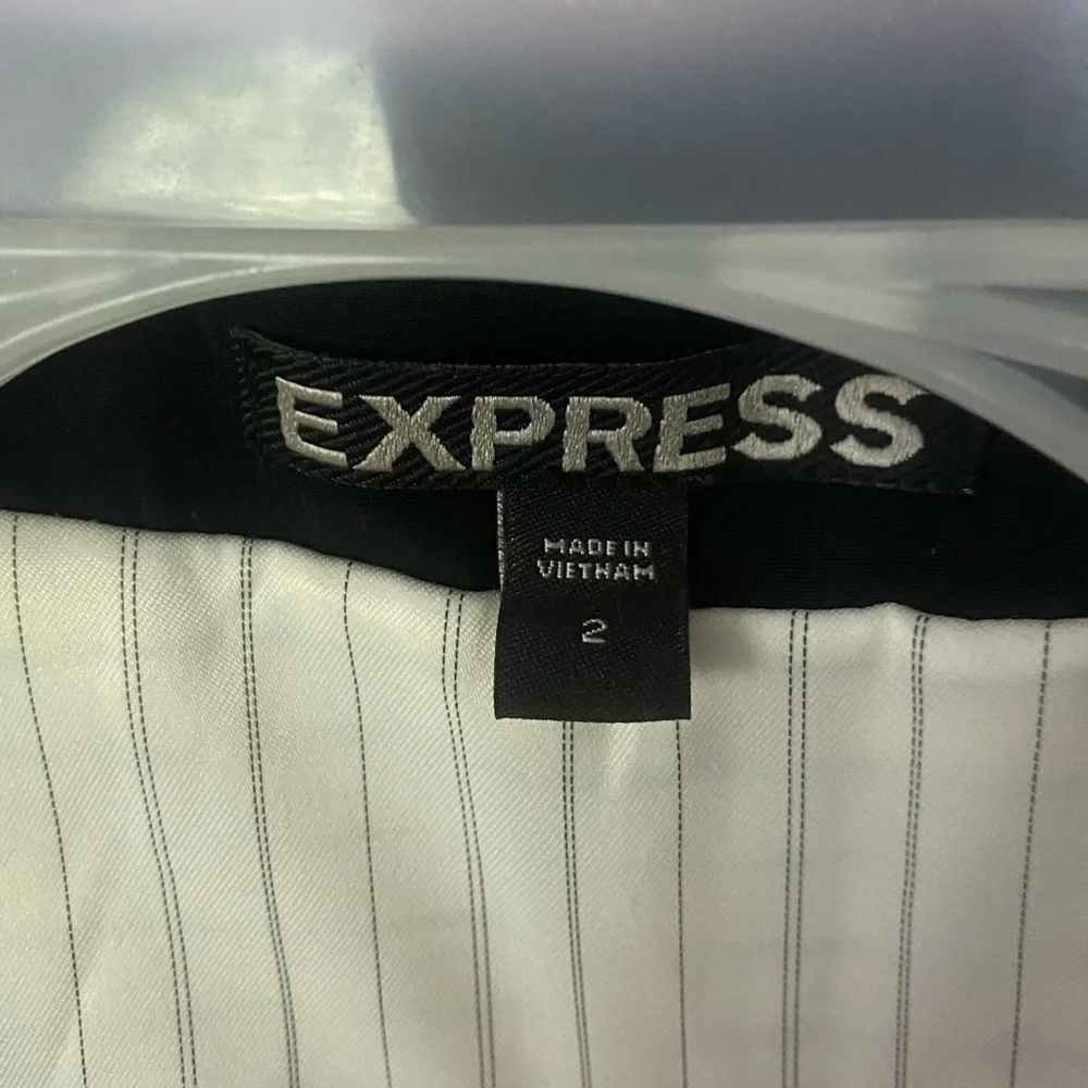 Express Women’s Black Single Button Blazer Size 2 - Picture 2 of 3